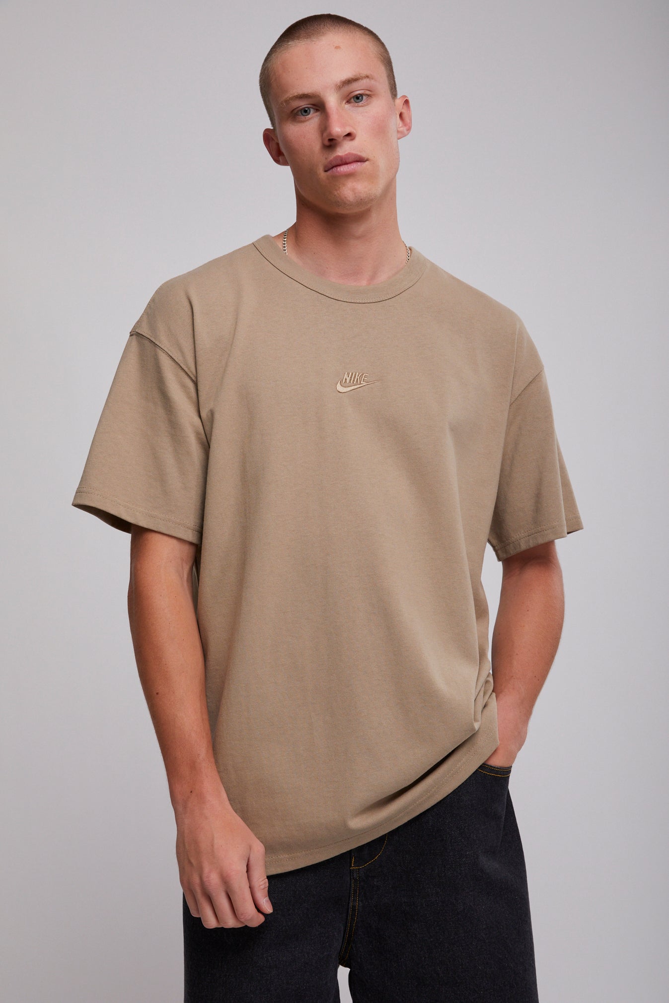 https://www.northbeach.co.nz/content/products/nsw-premium-essentials-tee-khaki-1-nkdo7392-247.jpg